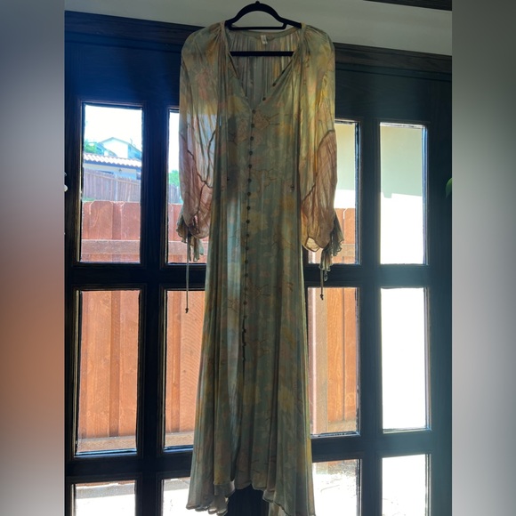 I only worn this once and it doesn’t quite fir me well - Picture 5 of 5